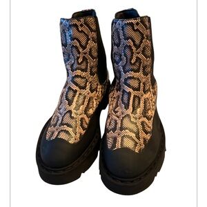 NWT AQUATALIA CHELSEA ANKLE BOOTS HOLLY SNAKE EMBOSSED WATERPROOF Size 8  1/2